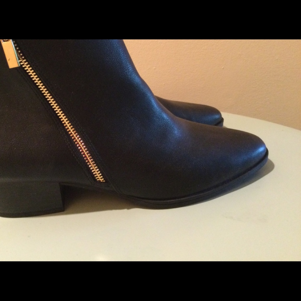 NIB Aerosoles Black Cross Over Ankle Boots 10